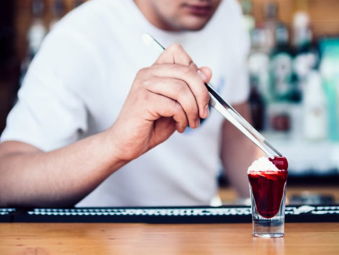 Para que serve a colher bailarina e por que ela é indispensável para bartenders